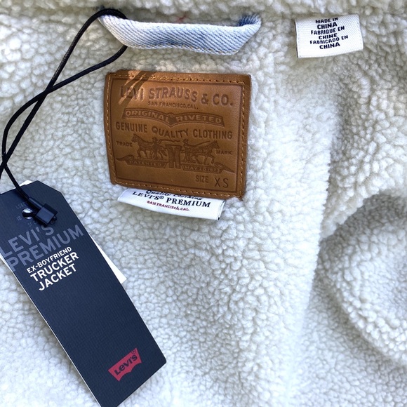NWT Levi’s Ex-Boyfriend light wash trucker jacket - Picture 9 of 10